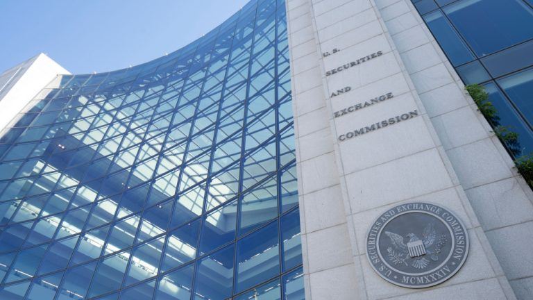 Former SEC Chief Talks Dismantling of Crypto Enforcement: 'C'est La Vie and to the Moon'